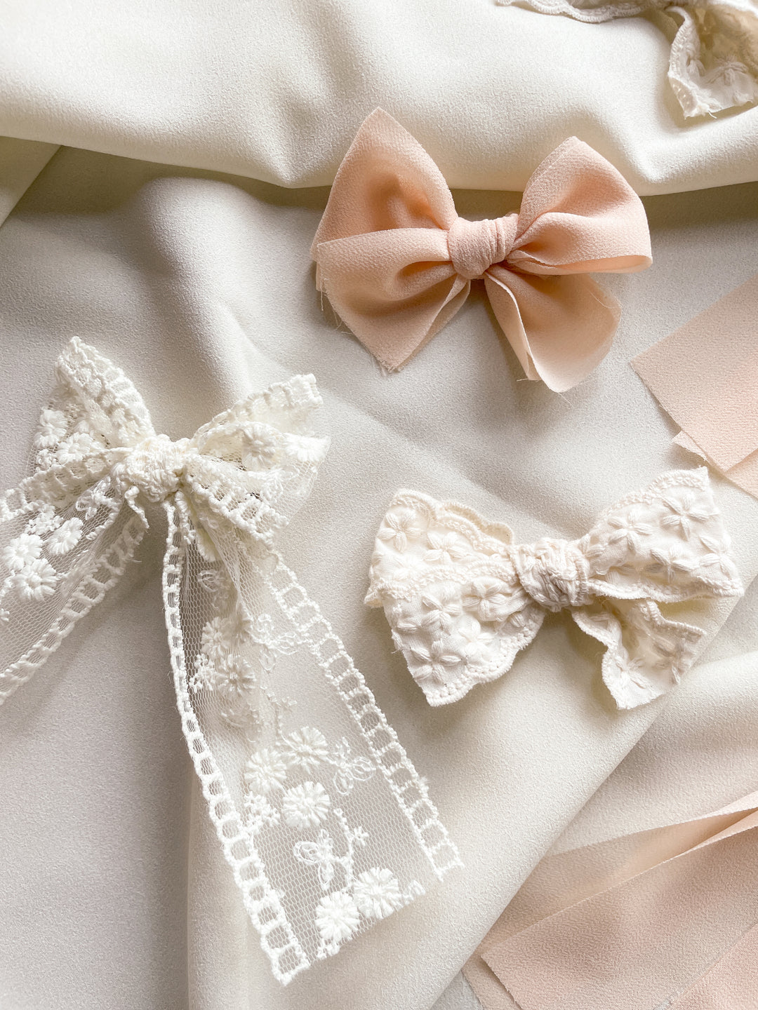 Grande Boucle Dentelle Fleuris Crème